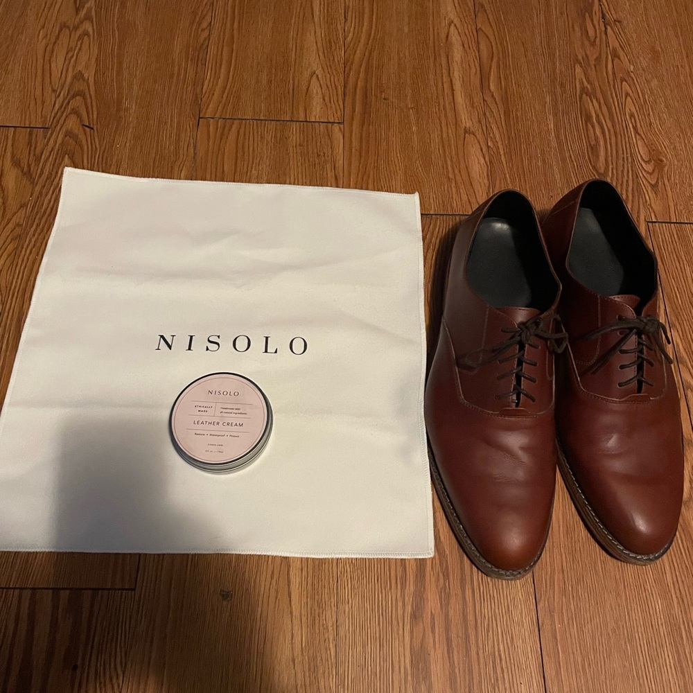 Nisolo brown Oxford dress shoe Size 11 with cleaning kit.